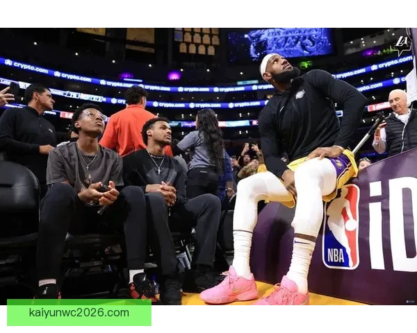 詹姆斯假传迷惑对手 布朗尼助攻艾顿完成震撼双手扣篮